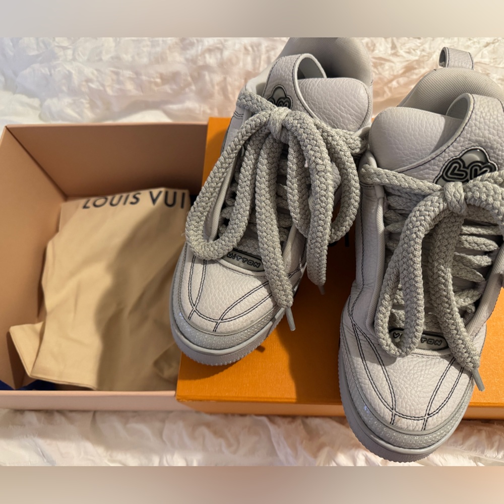 Men’s style sneaker size 6 . Great Condition . Includes dust bag and box